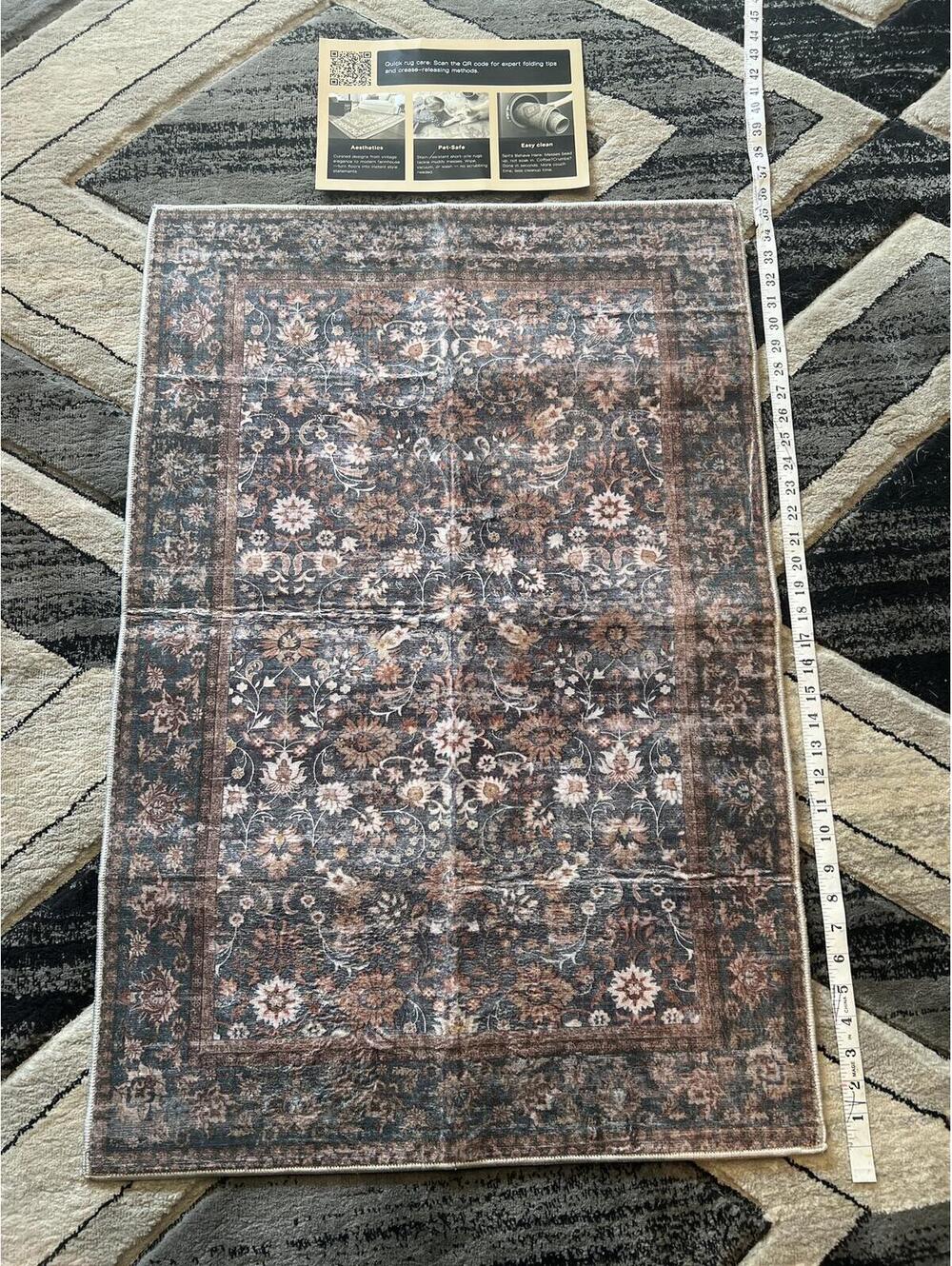 Vintage Style Area Rug with Floral Pattern